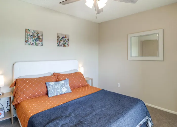 Hike, Swim & Shop: W/ Balcony Holiday home Tucson